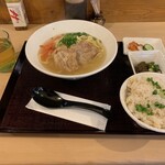 力也商店 - ソーキそば 950円（税込）、セルフサービスの冷たいさんぴん茶