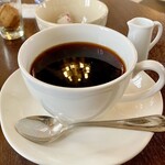 カフェ フロインドリーブ - コーヒー　ラルゴテラロッサ
            中央に反射するシャンデリアが良いでしょ！