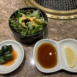 Daidoumon - サラダ、キムチ、醤油ダレ、レモン