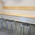 ラーメン 燦獣士 - 店内のウェイティングスペース