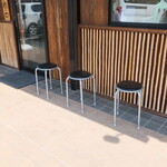 ラーメン 燦獣士 - 店外のウェイティングスペース