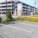 ラーメン 燦獣士 - 共用駐車場の一部