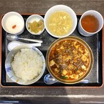 ほのぼの亭 - ・陳麻婆豆腐(辛) 平日ランチセット 1,050円/税込
            (ライス、スープ、お新香、デザート付き)