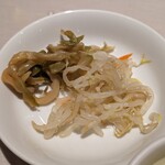 龍門 - サービスのもやしの酢漬けと搾菜