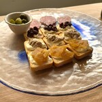 flap my wings - おつまみ盛り合わせ（ピスタチオ・パイナップル・サラミ・ピクルス・レーズン）