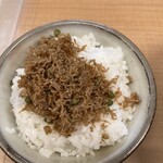 吟醸らーめん 久保田 - ちりめん山椒ごはん　300円　こちらも量はしっかりあります！