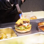 GHOST BURGER - さらにガスバーナーで炙ると覆い隠すように流れ出すチーズ