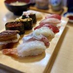 廻転寿司弁慶 - 弾力のある赤えびやとろけるアジ