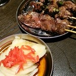 四文屋 - 【2014/01/25】この日の唯一の手掛かりとなる、大根酢醤油と焼き物。奥がアゴで手前はタンスジ…かな？