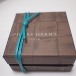 ピエール・エルメ・パリ - トリュフ　モガド-ルのボックス　ブルーの革製リボン