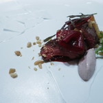 オードブル　鹿のボルシチ　蝦夷鹿ランプ肉のロースト　黄色と赤色のビーツ　サワークリームとマスタード添え