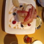 キハチカフェ - リコッタチーズパンケーキと季節のフルーツジュース（苺）