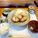 Jinem Bou - ヒレカツ定食 
                        キャベツ、ご飯、お椀、お新香付き