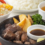 쇠고기 컷 스테이크 (샐러드, 스프, 쌀 포함)