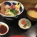 Maruyoshi - 海鮮丼の全容