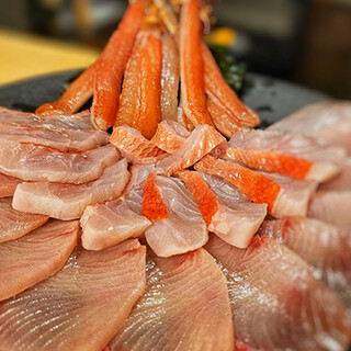 Triple shabu shabu course of golden sea bream, natural yellowtail, and snow crab