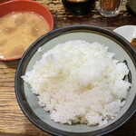 Tonchinkan - どんぶりご飯、豚汁、刻んだ福神漬け