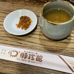 豚珍館 - 刻んだ福神漬け、お茶、箸