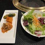 近江亭 - キムチ盛り合わせと彩りサラダ