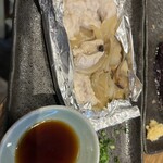Izakaya Sankaku - サワラ白子と新たまきのこのパターホイル焼（新玉もサワラも旬ですね）