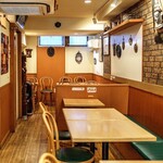 カレーレストラン シバ - 明るくカジュアルな店内