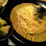 久兵衛 - ざるうどん（冷）４５０円 座敷は照明が薄暗いので写真が映えない･･。