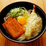 きっちょううどん - スペシャルうどん　秘伝の天かすに、えび・天ぷら・玉子入り！さらに、たっぷりのネギが入ったと打てんNO.1のメニュー♪