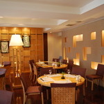 世田谷 火龍園 - 円卓、楕円テーブルとバリエーションのあるテーブル席。