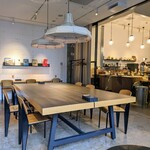 BROWN Tables - 店内