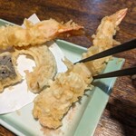 さわだ屋 - 海老天は結構な大きさ、まずは塩で