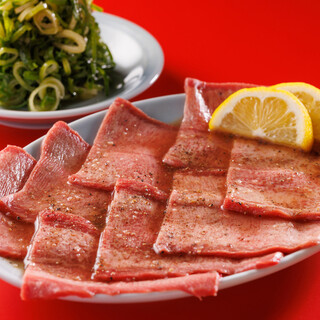 The juicy meat and delicious flavor spreads throughout your mouth! The popular "Salted beef tongue"