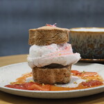 アンドテイ - 桜のティラミスクリームスコーンサンド（900円）玄米茶ミルク（750円）