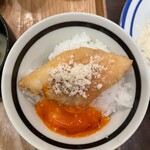 Tokyo Ajifurai - アジフライに卵黄とパルメザンチーズ乗せて食べる。
