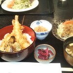 お食事処 多七 - 週替りランチの海老天丼、牛肉サラダ