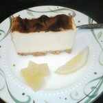 お食事処 多七 - バスクチーズリンゴのコンポートを添えて。