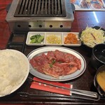 ホルモン屋 よんちゃん - 牛三種盛り定食 ご飯大盛り