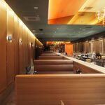 廻転鮨 銀座おのでら - 店内（店の奥にはボックス型のテーブル席もある）