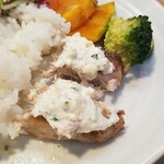 キッチン ブルー グローブ - ムニエルをカット、今日は少しご飯が余りそう