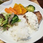 キッチン ブルー グローブ - ご飯、サラダを乗せて