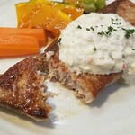 キッチン ブルー グローブ - ムニエルをカット