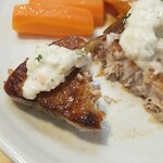 キッチン ブルー グローブ - マスカルポーネ仕立てタルタルソースを乗せます