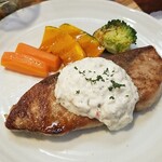 キッチン ブルー グローブ - 天然ブリのムニエルのアップ