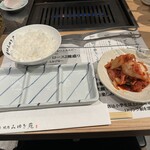 Yakiniku Miyukien - 釜炊きご飯と白菜キムチ