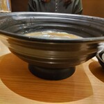 241213906 - とても大きな器に入って提供されるので、初めて来店された方はビックリするはず。でもご安心を。分量はちゃんと一人前分ですので。