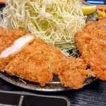 嬉嬉豚 とんかつ 「君に、揚げる。」(極) - ロースとんかつ・ヒレかつ定食(キャベツ大盛り)