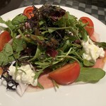 パスタ・ディ・フランコ - 生ハムとモッツァレラのせ野菜サラダ