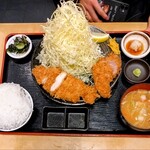 嬉嬉豚 とんかつ 「君に、揚げる。」(極) - ロースとんかつ・ヒレかつ定食(ご飯とキャベツは大盛り)