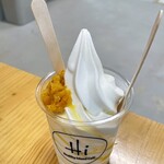 ヘルシーアイランドカフェ - ヤギミルクソフトクリーム カップ 450円