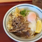 釜あげうどん 岡じま - 温玉肉ぶっかけ冷小 720円。