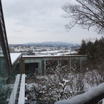 Tsujike teien - 新館（バンケット）への渡り廊下の脇から犀川と小立野台地，医王山を望む